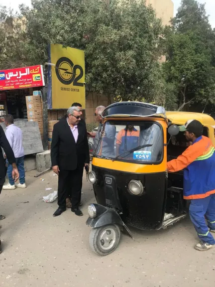 اللواء طارق النبوي يقود حملة لرفع الاشغالات ومصادرة الـ ”توك توك والاسكوتر” بشارع صقر قريش