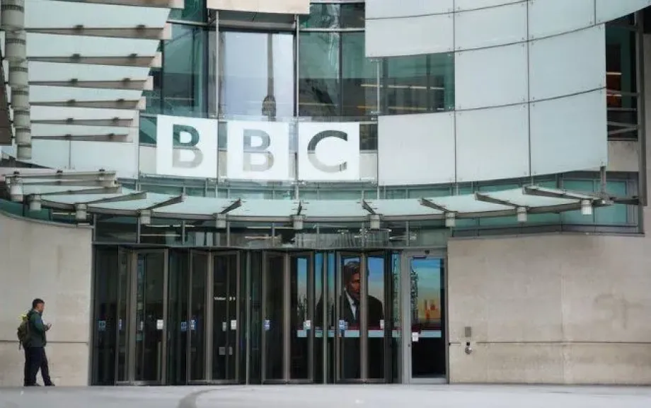 استقالة مدير عام BBC والرئيسة التنفيذية للأخبار على خلفية بث خطاب مضلل لترامب