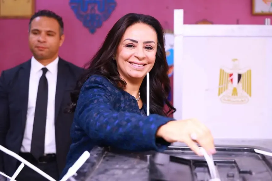 وزيرة التضامن تدلي بصوتها في انتخابات مجلس النواب بالدقي