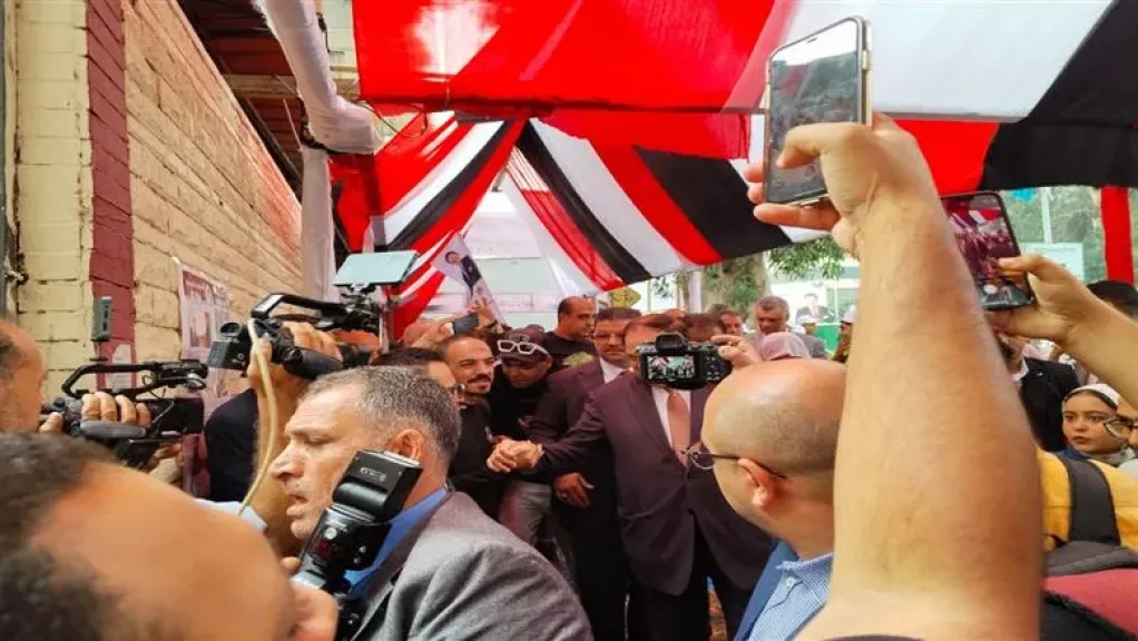 أبوالعينين يدلي بصوته في انتخابات مجلس النواب بمدرسة القومية بالجيزة