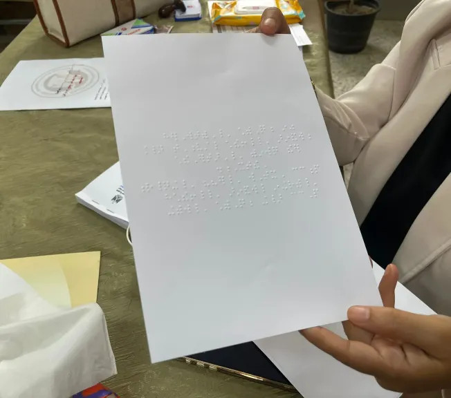 شاهد أول بطاقة اقتراع بطريقة ”برايل” لذوي الهمم في انتخابات النواب بالمرحلة الاولي