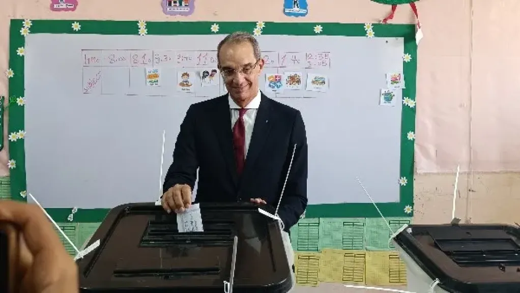 وزير الاتصالات يدلي بصوته في انتخابات مجلس النواب بالشيخ زايد