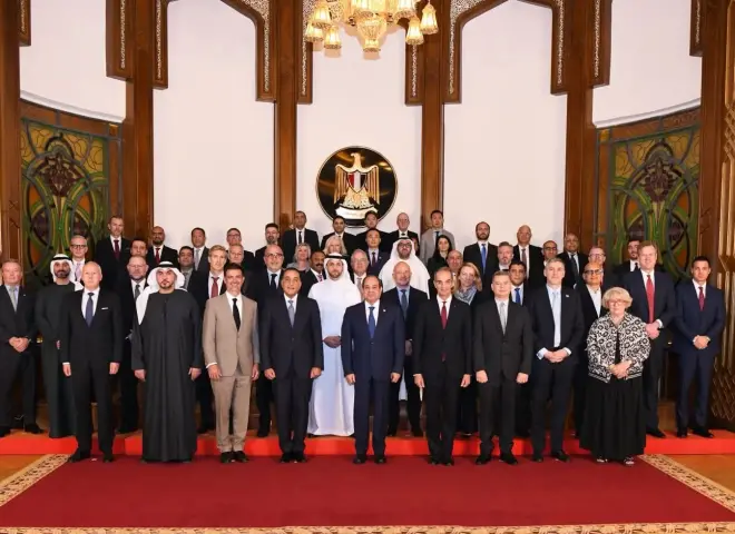 السيسي يستقبل رؤساء وقيادات 52 من كبريات الشركات المصرية والعالمية في صناعة التعهيد