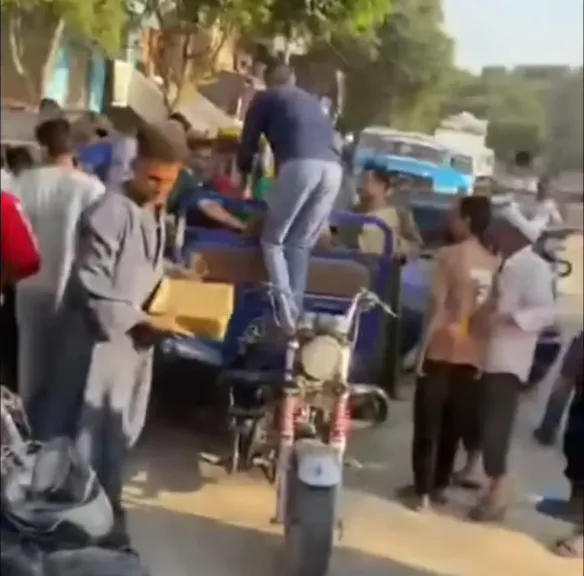 أهالي شطورة بسوهاج يمنعون توزيع كراتين دعائية على الناخبين ويؤكدون: صوتنا ليس للبيع