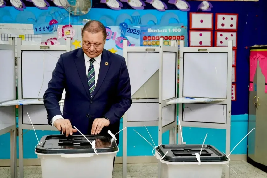 رئيس هيئة الاعتماد والرقابة الصحية يدلي بصوته في انتخابات مجلس النواب