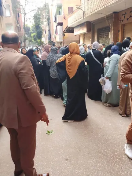 بسبب شدة الزحام رئيس لجنة في إدفو يطلب دعم إضافي