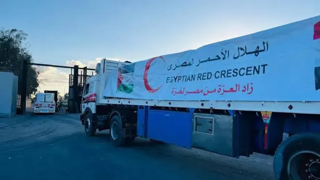 الهلال الأحمر يطلق قافلة ”زاد العزة” الـ75 إلى غزة محملة بآلاف الأطنان من المساعدات الإنسانية