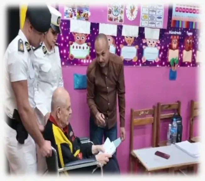 في مشهد إنساني.. أمن الإسكندرية يستجيب لمواطن من كبار السن ويساعده في الإدلاء بصوته