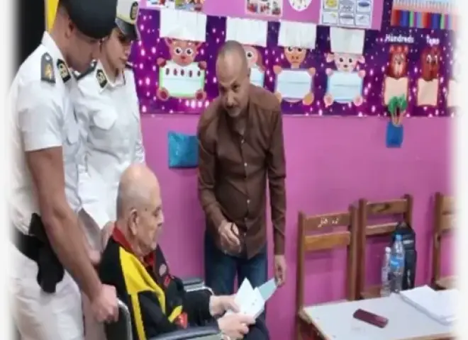 في مشهد إنساني.. أمن الإسكندرية يستجيب لمواطن من كبار السن ويساعده في الإدلاء بصوته