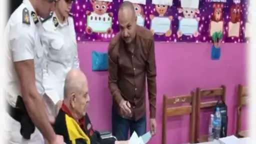 في مشهد إنساني.. أمن الإسكندرية يستجيب لمواطن من كبار السن ويساعده في الإدلاء بصوته