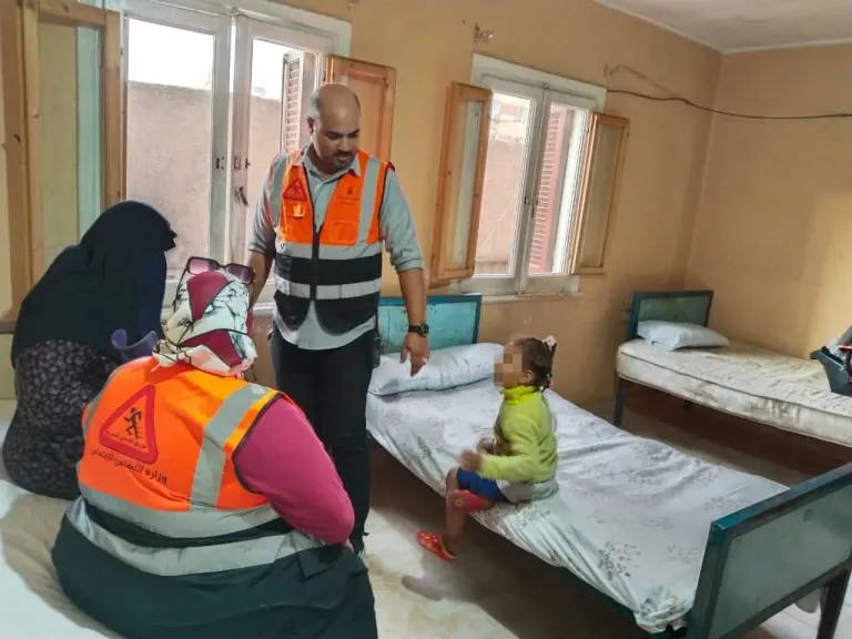 التضامن تنقذ أسرة بلا مأوى في القاهرة.. وتنقلها بشكل مؤقت لدار رعاية