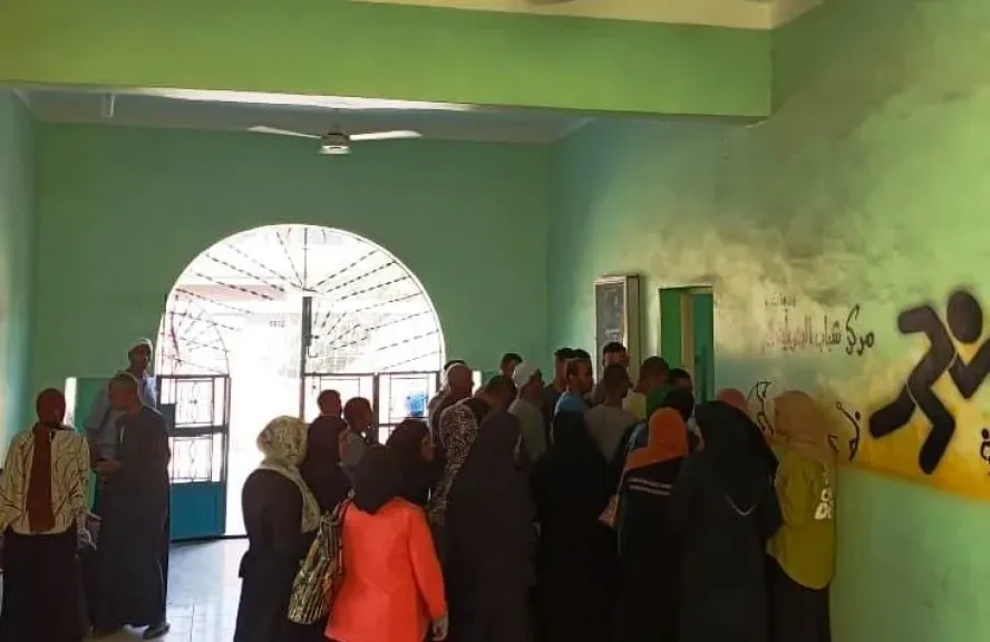 محافظ أسوان: تزايد إقبال الأهالي على لجان الاقتراع بانتخابات مجلس النواب