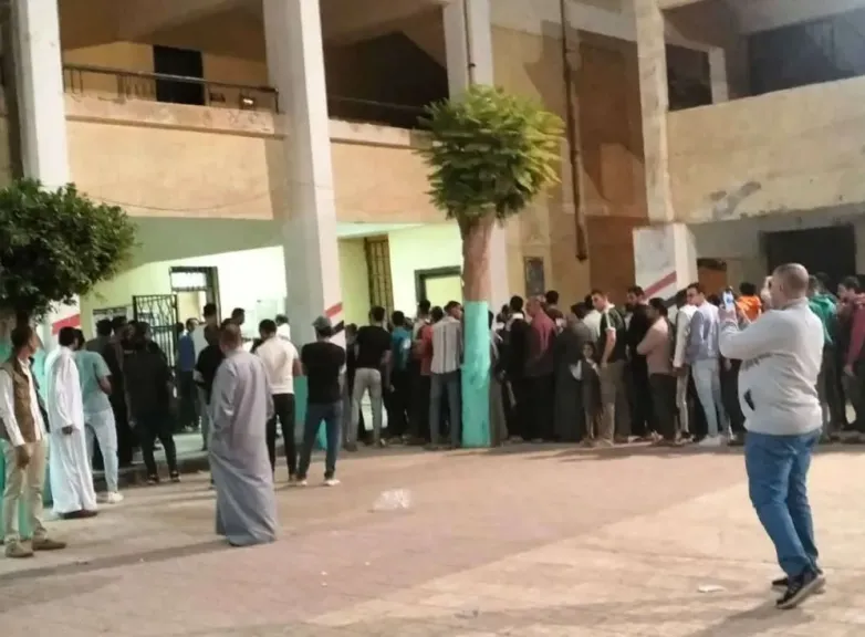 قبل إغلاق اللجان بدقائق.. توافد كثيف على لجان دائرة منشأة القناطر وأوسيم والوراق في انتخابات النواب