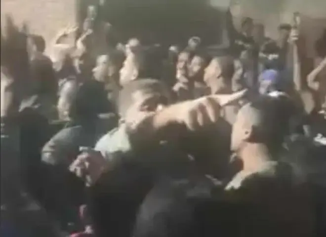 عايزين ننتخب.. مئات الأهالي بالمنيا يحتجون أمام لجنة انتخابية للمطالبة بالتصويت