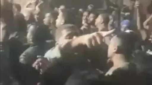 عايزين ننتخب.. مئات الأهالي بالمنيا يحتجون أمام لجنة انتخابية للمطالبة بالتصويت