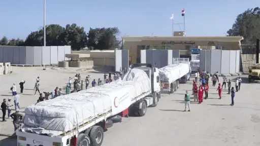 194 شاحنة مساعدات تغادر معبر رفح البري إلى كرم أبو سالم لتسليمها للجانب الفلسطيني