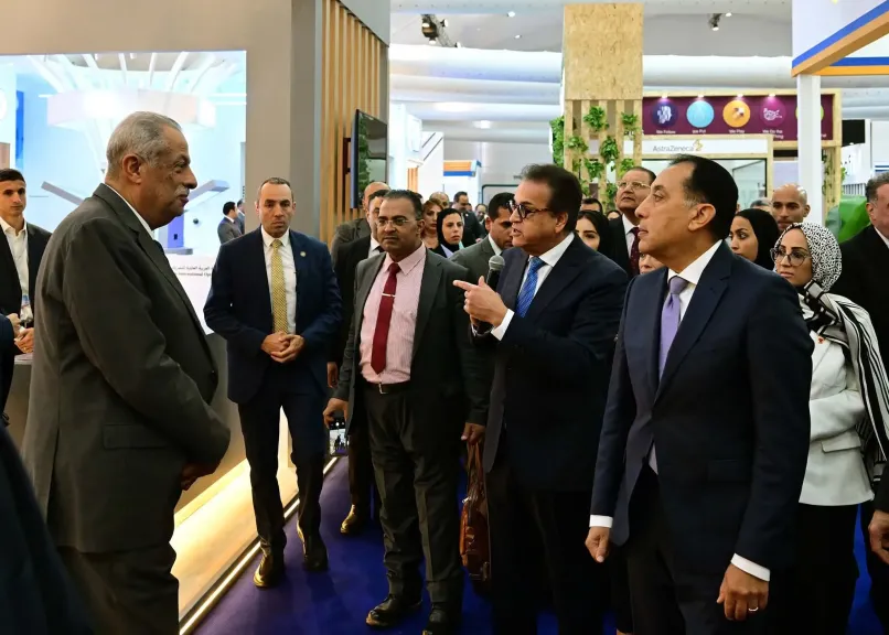 رئيس الوزراء يتفقد معرض ”سمارت ديجيتال هيلث جيت”