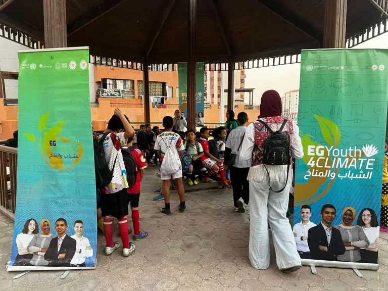 بالتعاون مع اليونيسف .. قافلة ”الشباب والمناخ” تصل إلى حي الأسمرات
