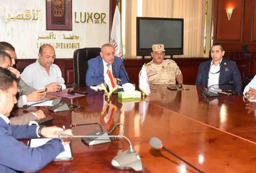 محافظ الأقصر يعقد اجتماعا تنسيقيا لاحتفالات العيد القومي