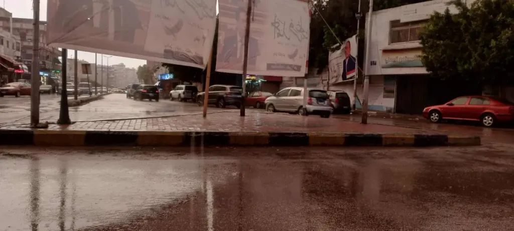 أمطار غزيرة تفاجئ بورسعيد.. وفرق الطوارئ تتحرك لكسح المياه