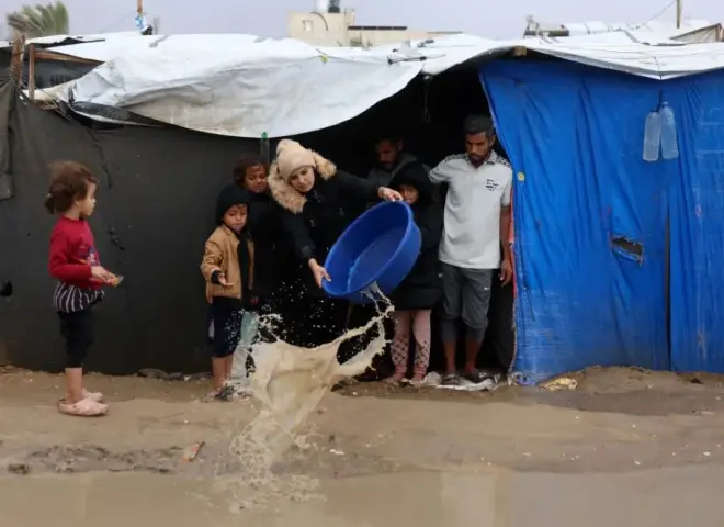 الدفاع المدني في غزة: تلقينا استغاثات بعد غرق خيام نازحين بالأمطار