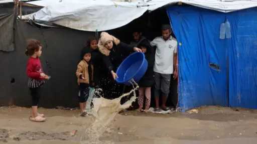 الدفاع المدني في غزة: تلقينا استغاثات بعد غرق خيام نازحين بالأمطار