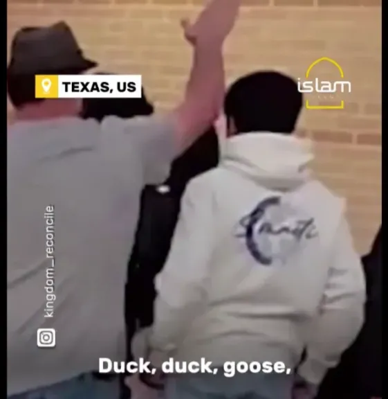 شاب أمريكي يعتدي علي مسلمين اثناء الصلاة في ولاية تكساس الإمريكية