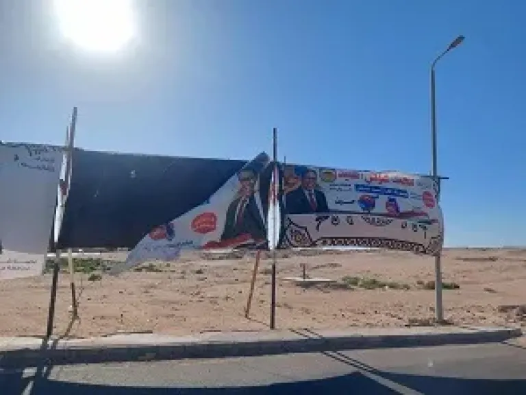 الرياح الشديدة تمزق لافتات الدعاية الانتخابية لمرشحي مجلس النواب بجنوب سيناء