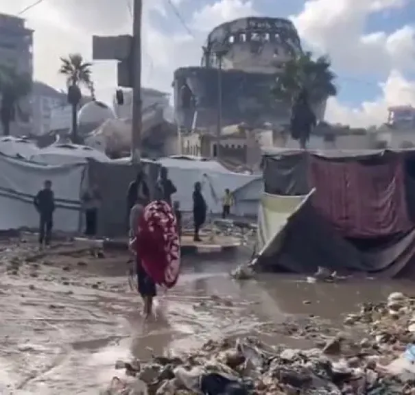 فيديو.. طفل بغزة يصرخ بسبب غرق خيامهم بالأمطار: خدنا يا الله وريحنا