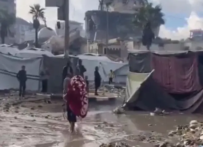 فيديو.. طفل بغزة يصرخ بسبب غرق خيامهم بالأمطار: خدنا يا الله وريحنا