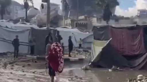 فيديو.. طفل بغزة يصرخ بسبب غرق خيامهم بالأمطار: خدنا يا الله وريحنا