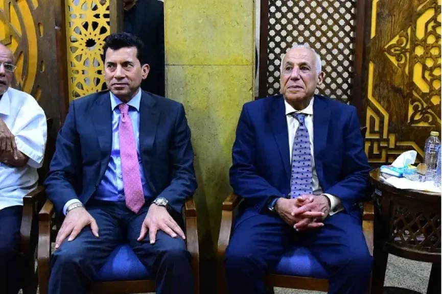 وزير الرياضة يقدم واجب العزاء في الراحل محمد صبري