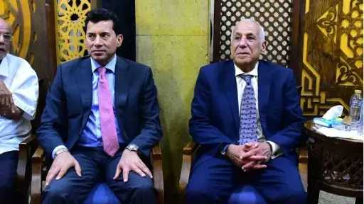 وزير الرياضة يقدم واجب العزاء في الراحل محمد صبري