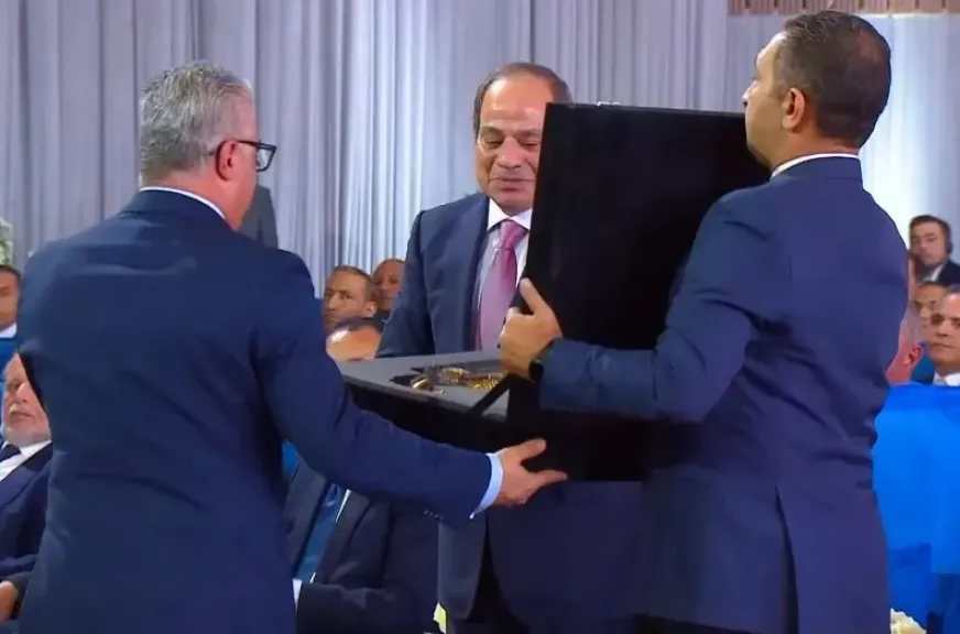 رئيس هيئة المنطقة الاقتصادية يقدم للرئيس السيسي هدية في شكل مجسم لسفينة فرعونية