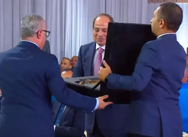 رئيس هيئة المنطقة الاقتصادية يقدم للرئيس السيسي هدية في شكل مجسم لسفينة فرعونية