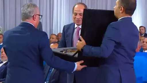 رئيس هيئة المنطقة الاقتصادية يقدم للرئيس السيسي هدية في شكل مجسم لسفينة فرعونية