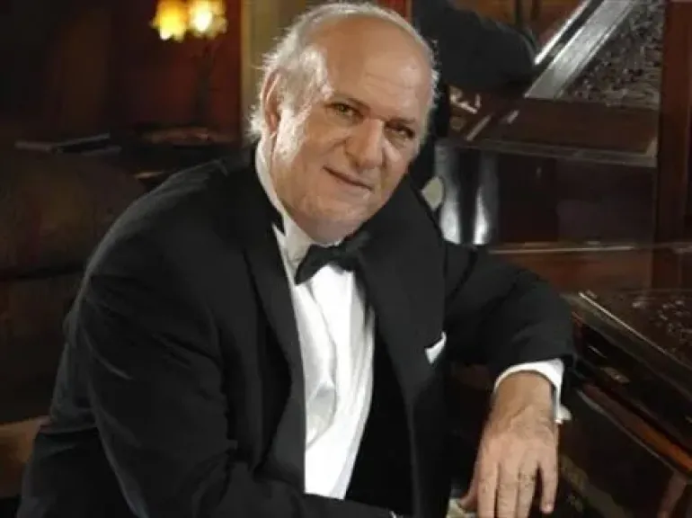 بعد نقله للعناية المركزة.. مديرة أعمال عمر خيرت: دور برد تسبب بضيق تنفس شديد