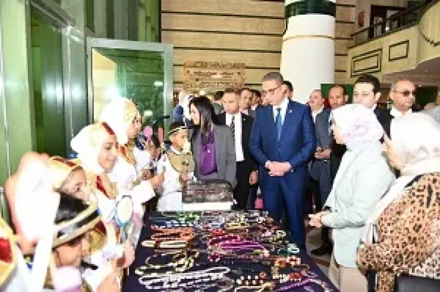 وزيرة التضامن الاجتماعي ومحافظ الفيوم يتفقدان معرض كنزي للحرف اليدوية والتراثية