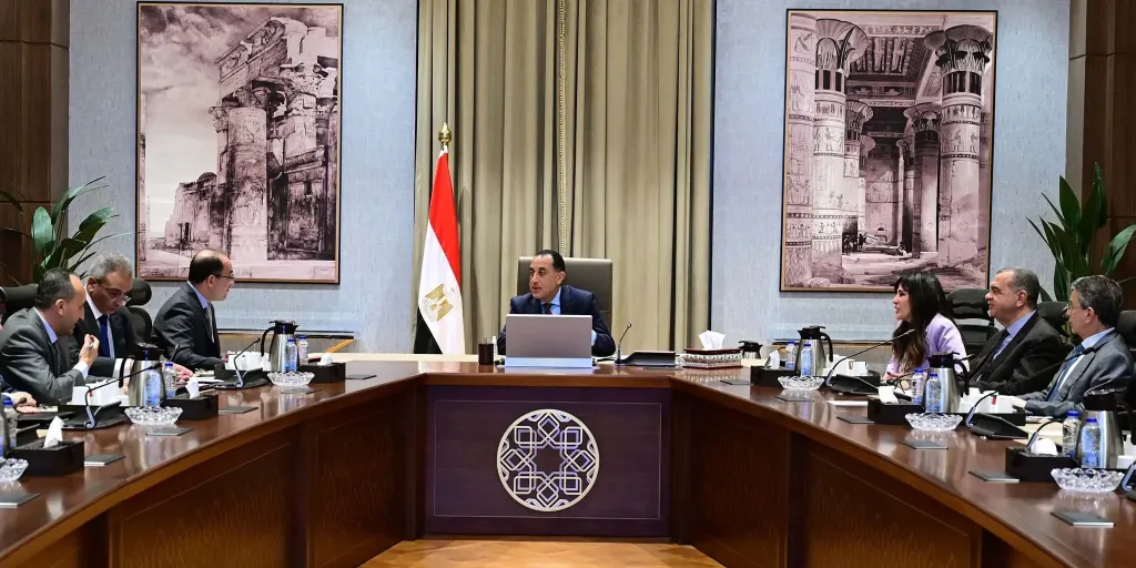 رئيس الوزراء يتابع مع وزير المالية عددا من ملفات عمل الوزارة