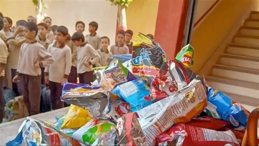 قرار جريء من مدير إدارة السلام التعليمية بمنع تداول ”الشيبسي والإندومي والمشروبات الغازية” بين الطلبة داخل المدارس