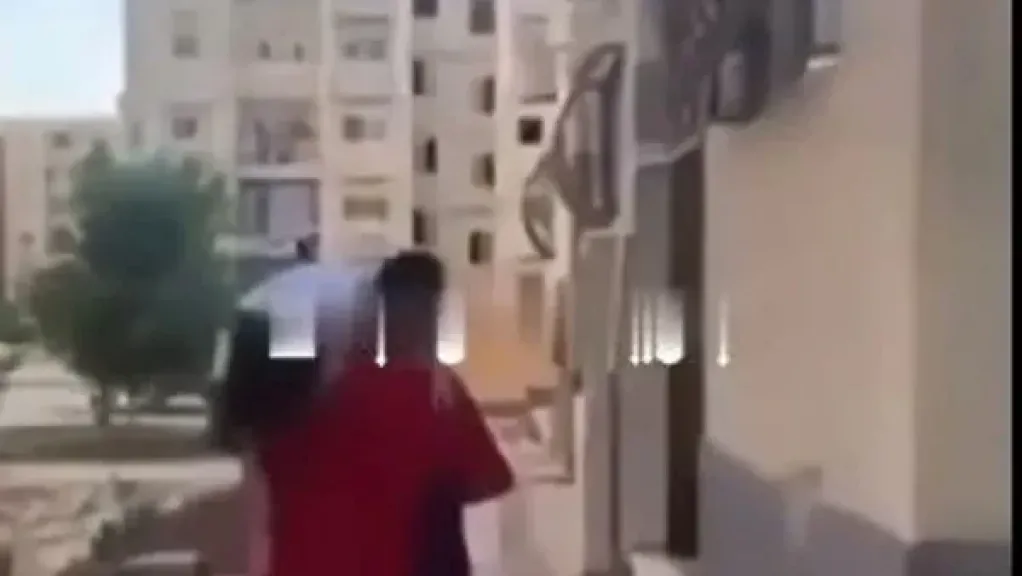 ”قتلها وشالها علي كتفة” حقيقة تداول فيديو لزوج يحمل زوجته مقتولة ويتجول بها في الشارع