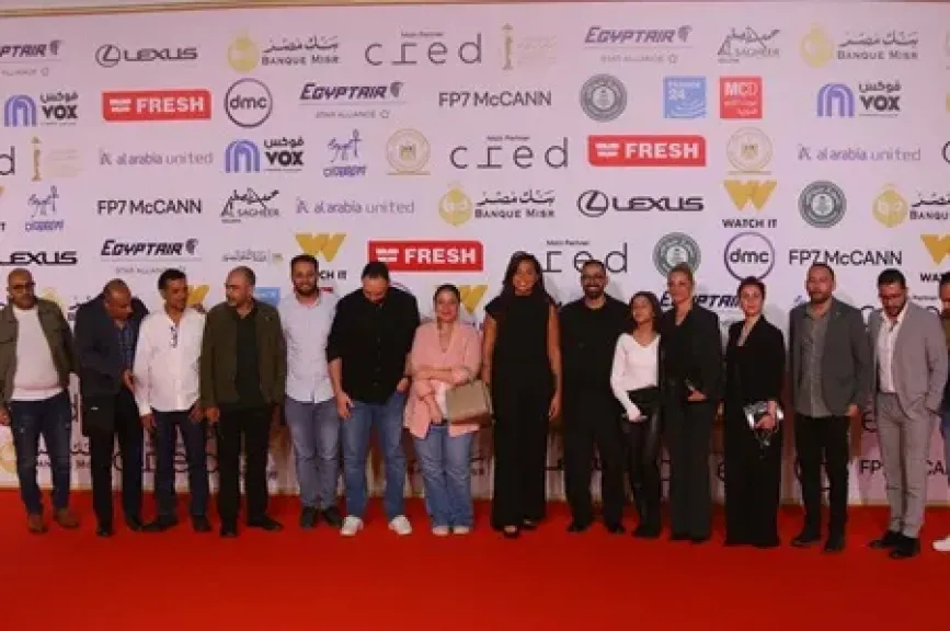 صناع فيلمي ترميم وضد السينما يحتفلون بعروض أفلامهم على السجادة الحمراء لمهرجان القاهرة السينمائي