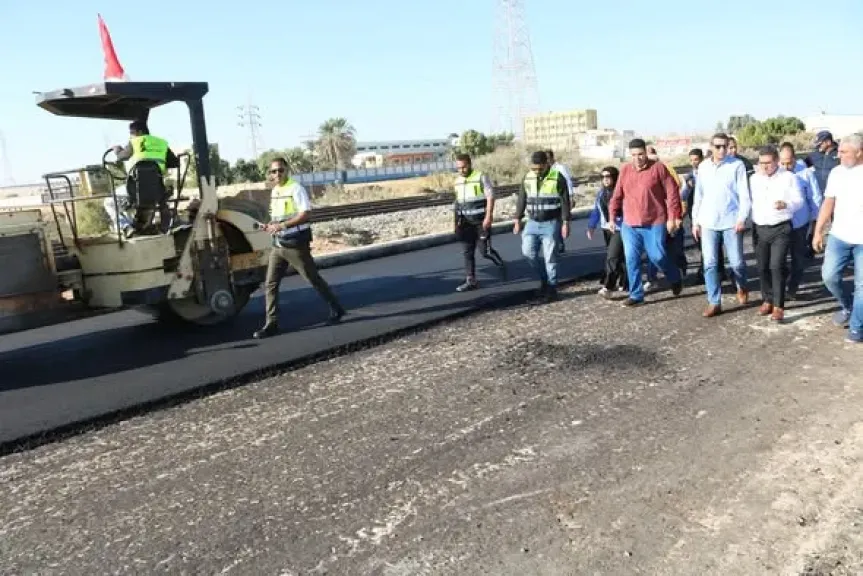 محافظ السويس يتفقد أعمال رصف طريق الزرقان بحي الجناين