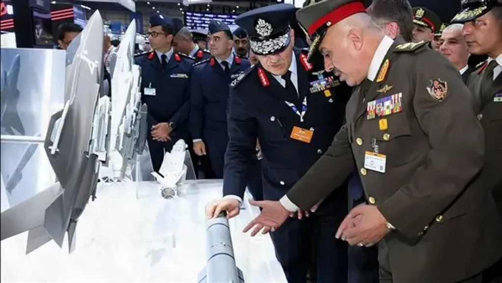 رئيس أركان حرب القوات المسلحة يعود إلى أرض الوطن بعد مشاركته فى فعاليات معرض دبى الدولى للطيران