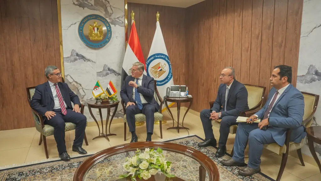 وزير البترول يبحث مع سفير الجزائر تعزيز التعاون في مجالات البترول والغاز