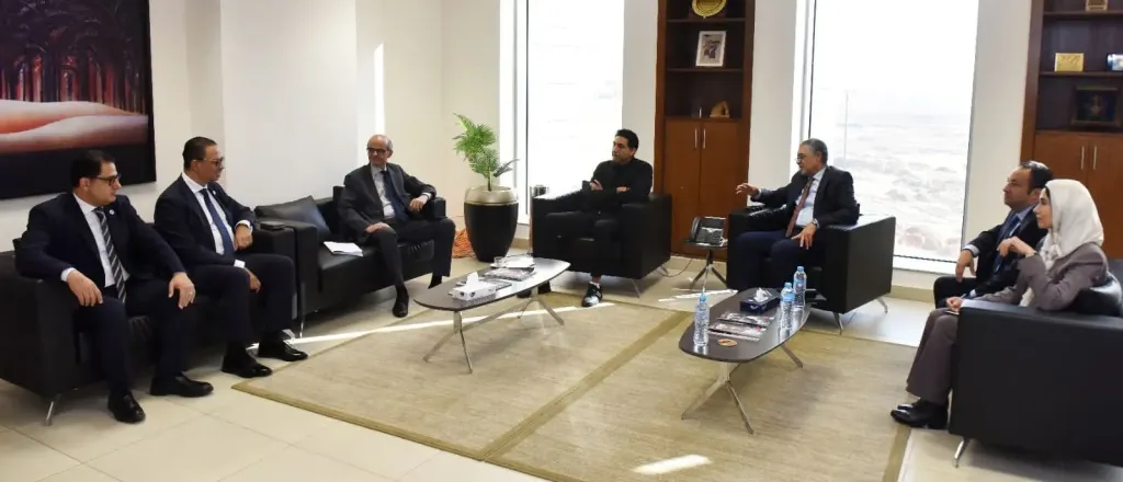 رئيس هيئة الاستثمار يلتقي المدير الإقليمي لشركة ”مينهارت” السنغافورية