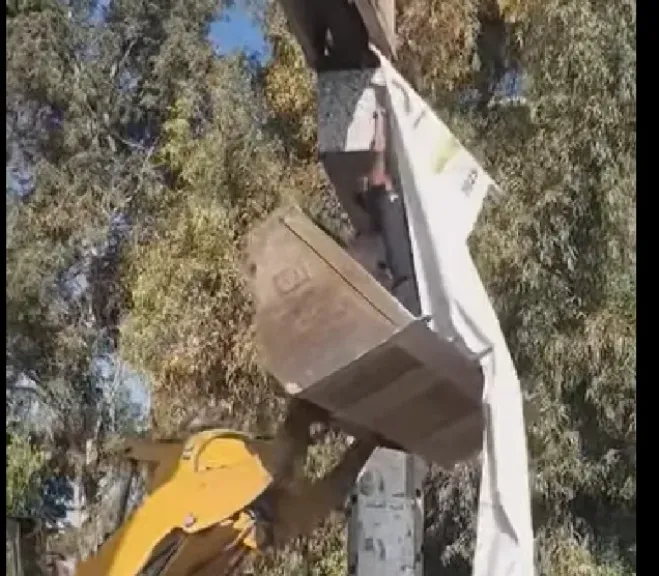 إزالة لافتات مرشحي الاحزاب والمستقلين من بوابة الوحدة المحلية لقرية طهواي