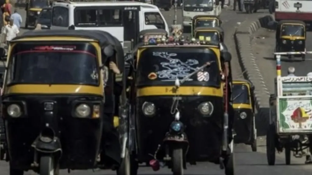وداعًا «التوك توك».. بدء تشغيل سيارات صغيرة بتعريفة ركوب ثابتة في الجيزة