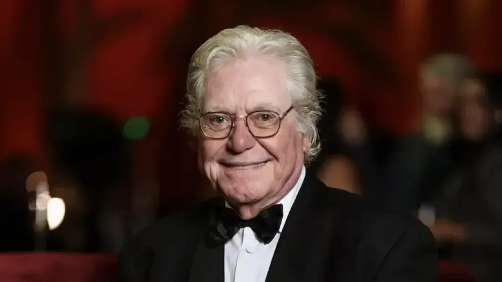 الفنان حسين فهمي في حفل ختام القاهرة السينمائي: السينما قوة لإبقاء الحقيقة حيّة