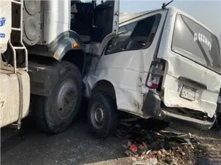إصابة 6 أشخاص في حادث تصادم سيارة تريلا وميكروباص في الإسكندرية
